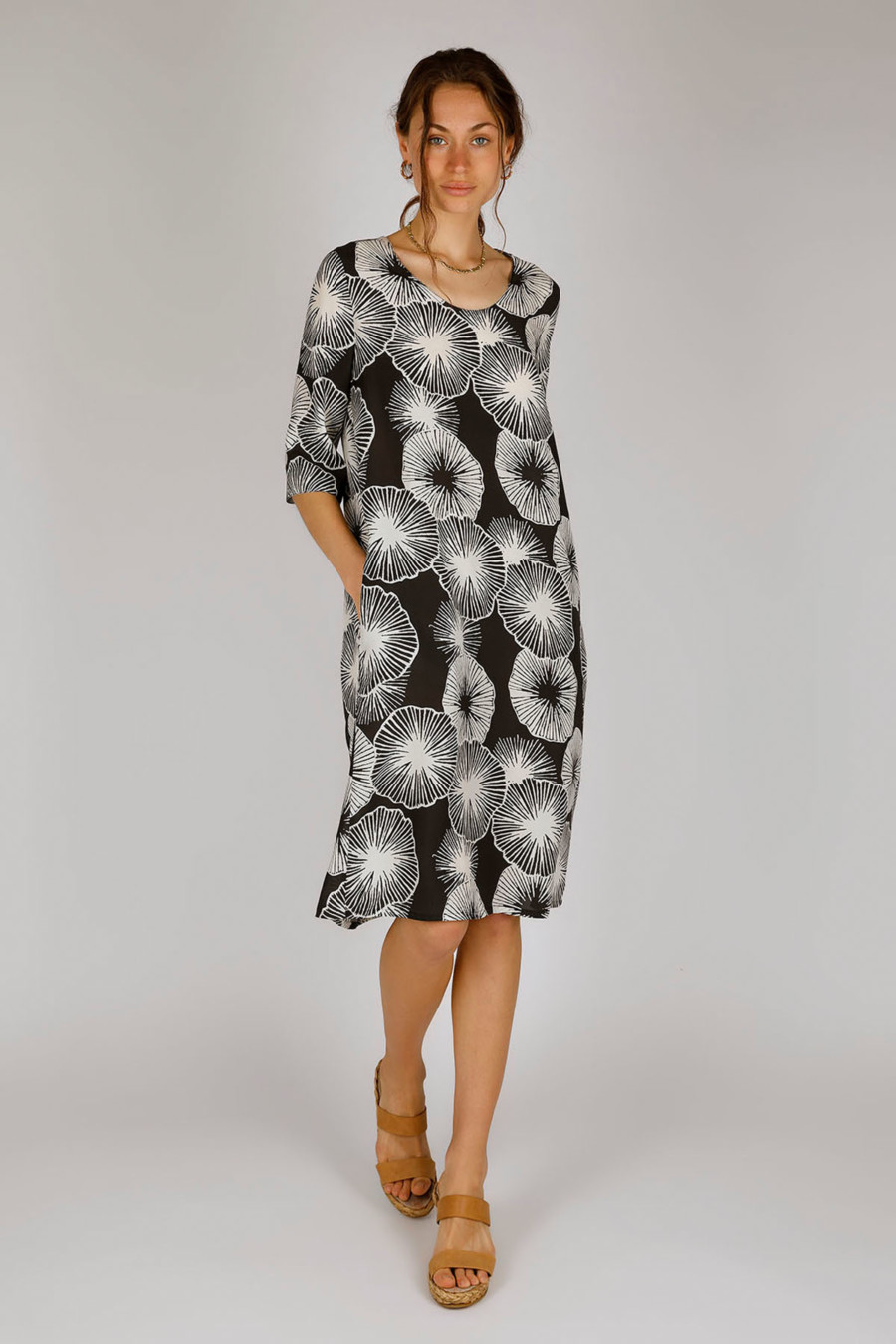 CAPRI – Shirt-Kleid mit rundem Ausschnitt – Farbe: Flores Black