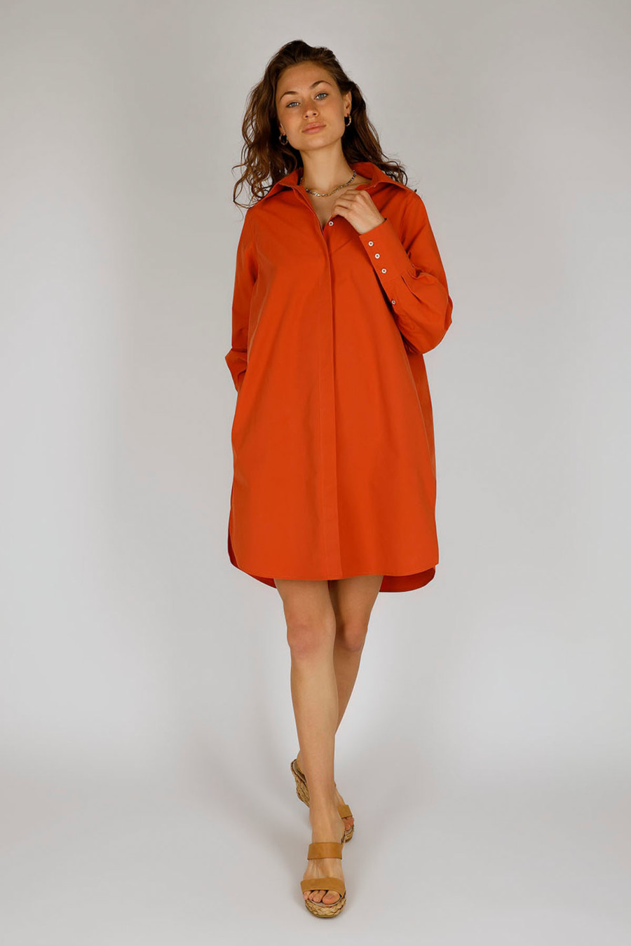 LORA DRESS – Oversize Hemdblusenkleid aus Bio-Baumwolle – Farbe: Cayenne