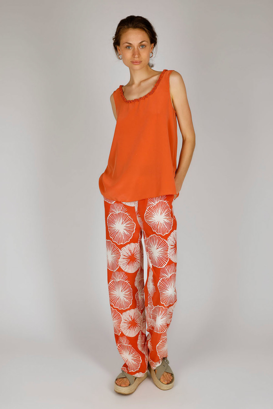 MARLENE - Precious slip-on trousers in pure silk - colour: Flores Cayenne