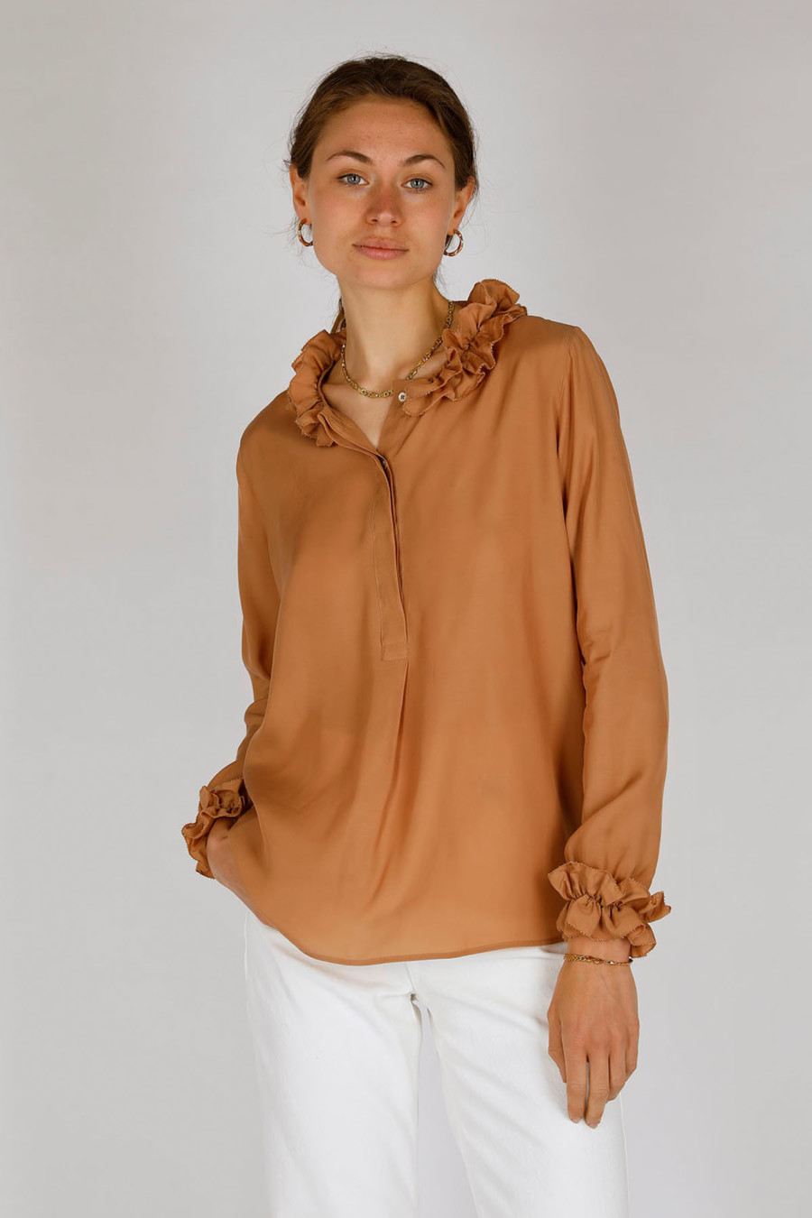 MORI – Kragenlose Bluse mit Rüschen – Farbe: Caramel