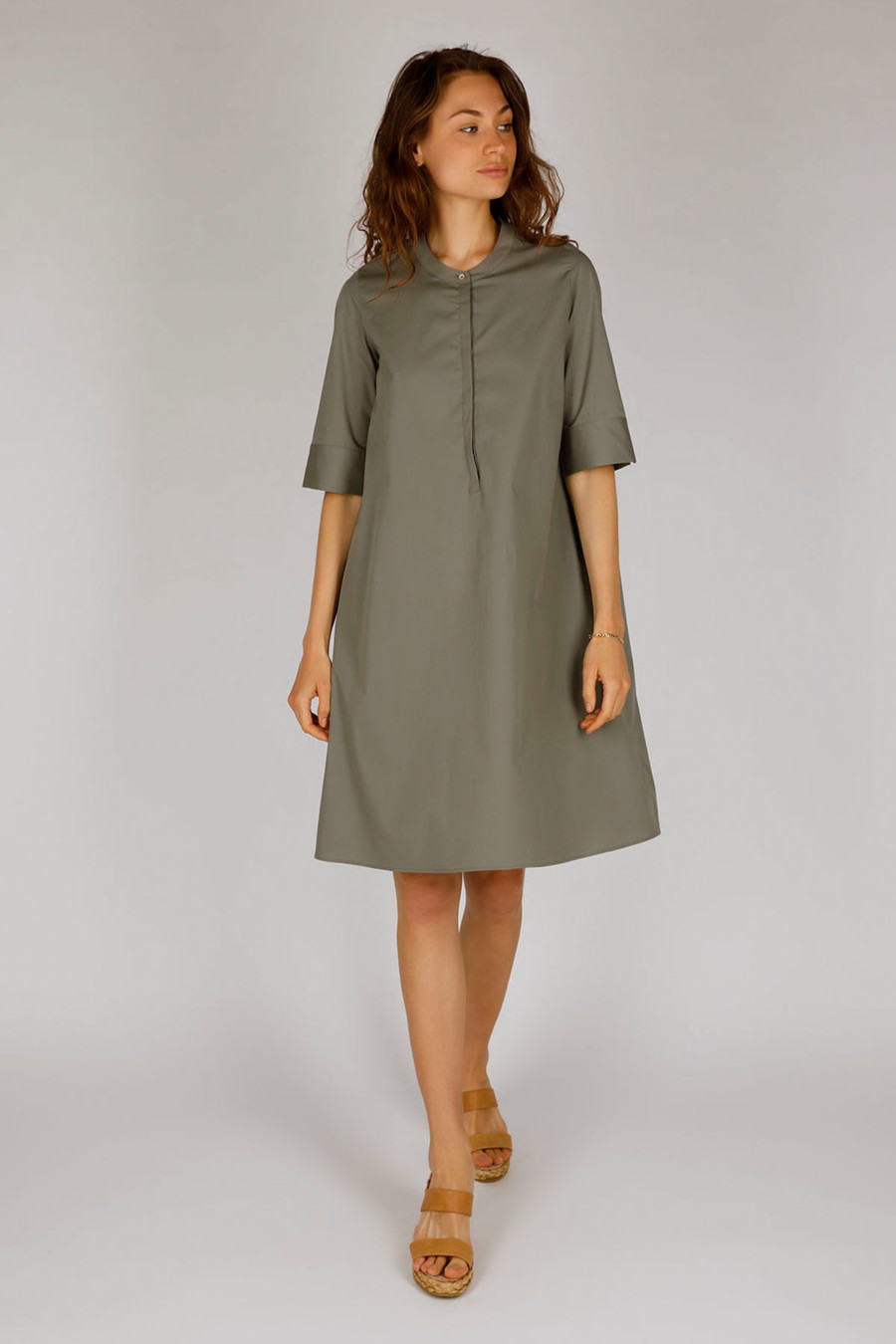 PHOEBE – Hemdblusenkleid mit verlängertem Halbarm – Farbe: Vetiver