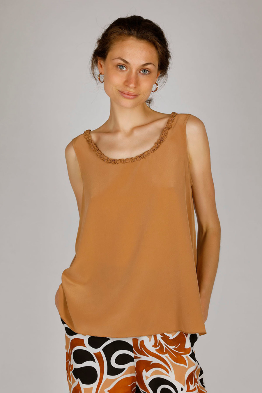 POLLY - Flowing top with ruffle details - Colour: Caramel