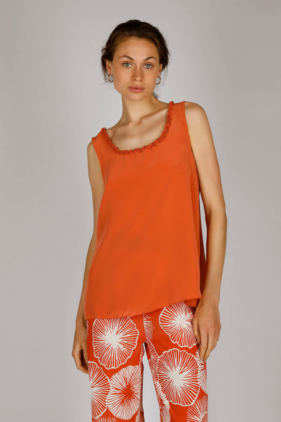 POLLY - Flowing top with ruffle details - Colour: Cayenne
