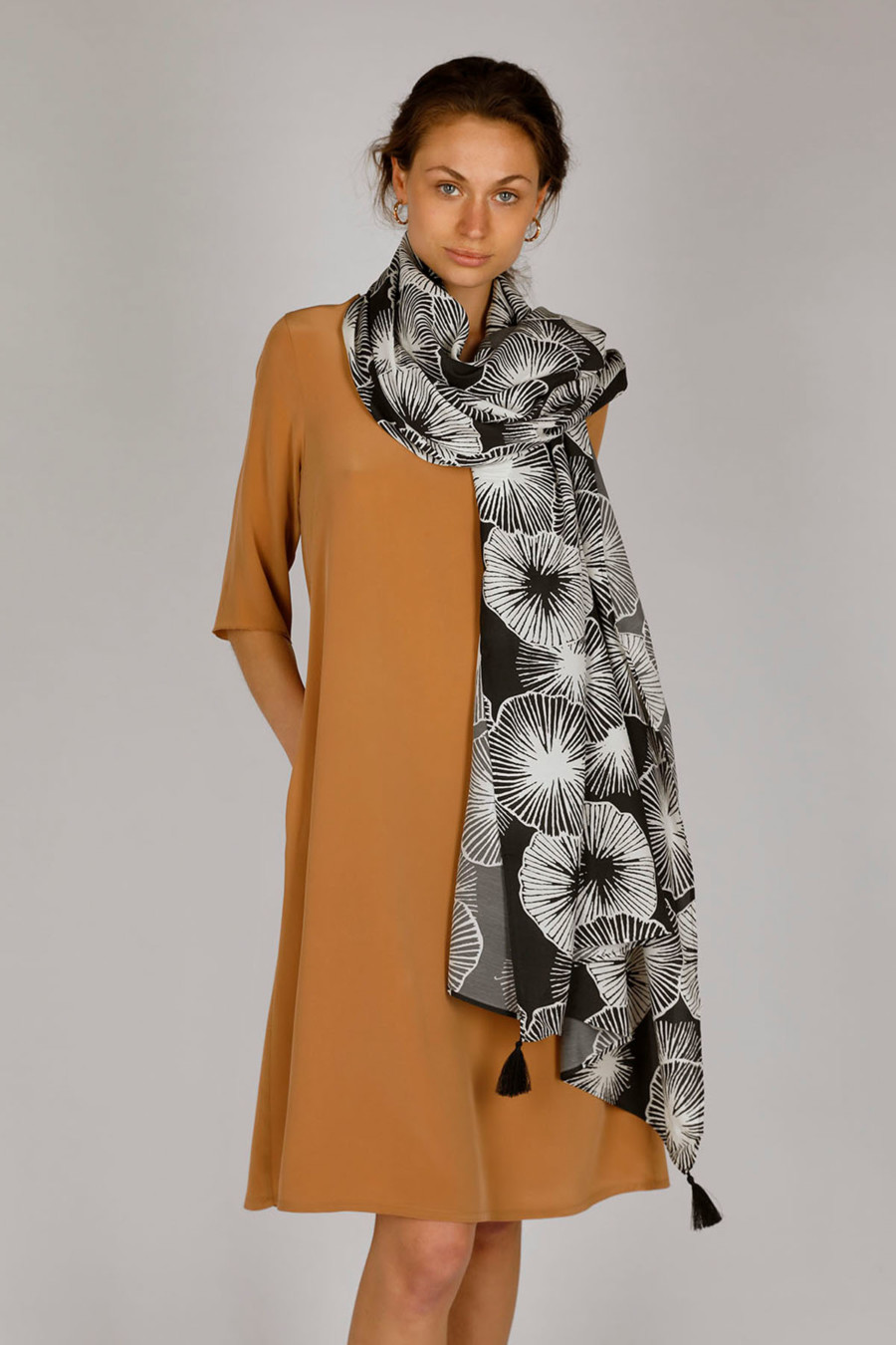 SHAWL - Large scarf with tassels - Colour: Flores Black