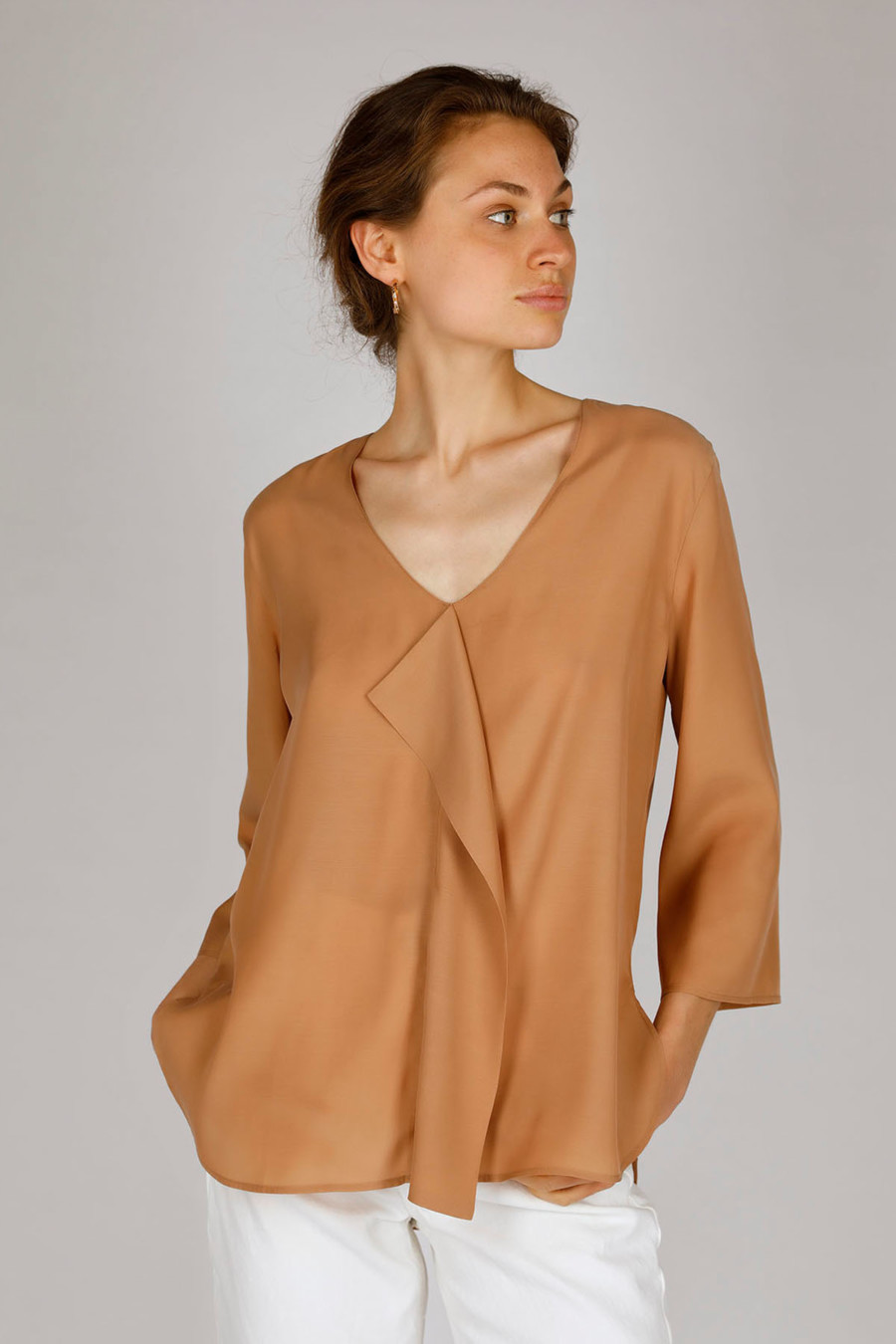 STELLA – Bluse mit V-Ausschnitt – Farbe: Caramel