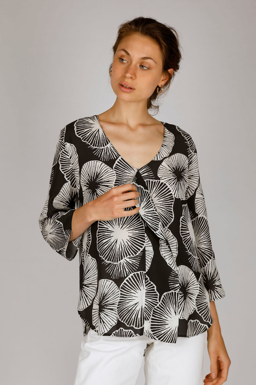 STELLA – Bluse mit V-Ausschnitt – Farbe: Flores Black