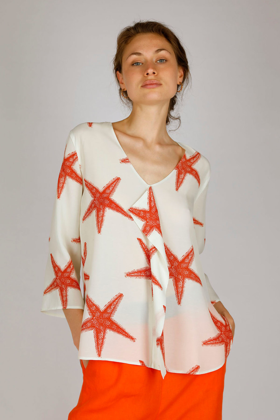 STELLA – Bluse mit V-Ausschnitt – Farbe: Starfish Cayenne