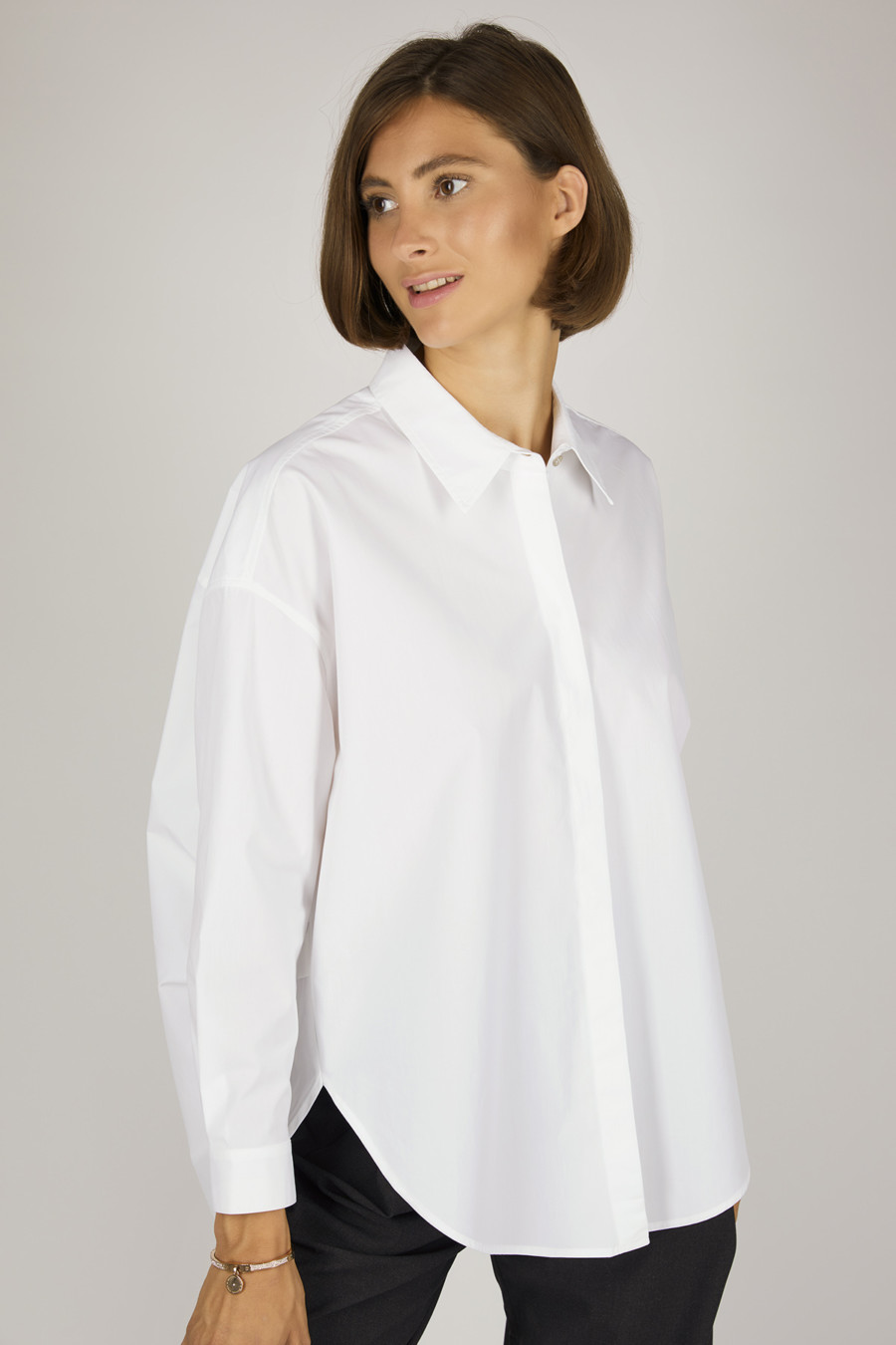 BRITT – Seitlich geraffte Hemdbluse – Farbe: White