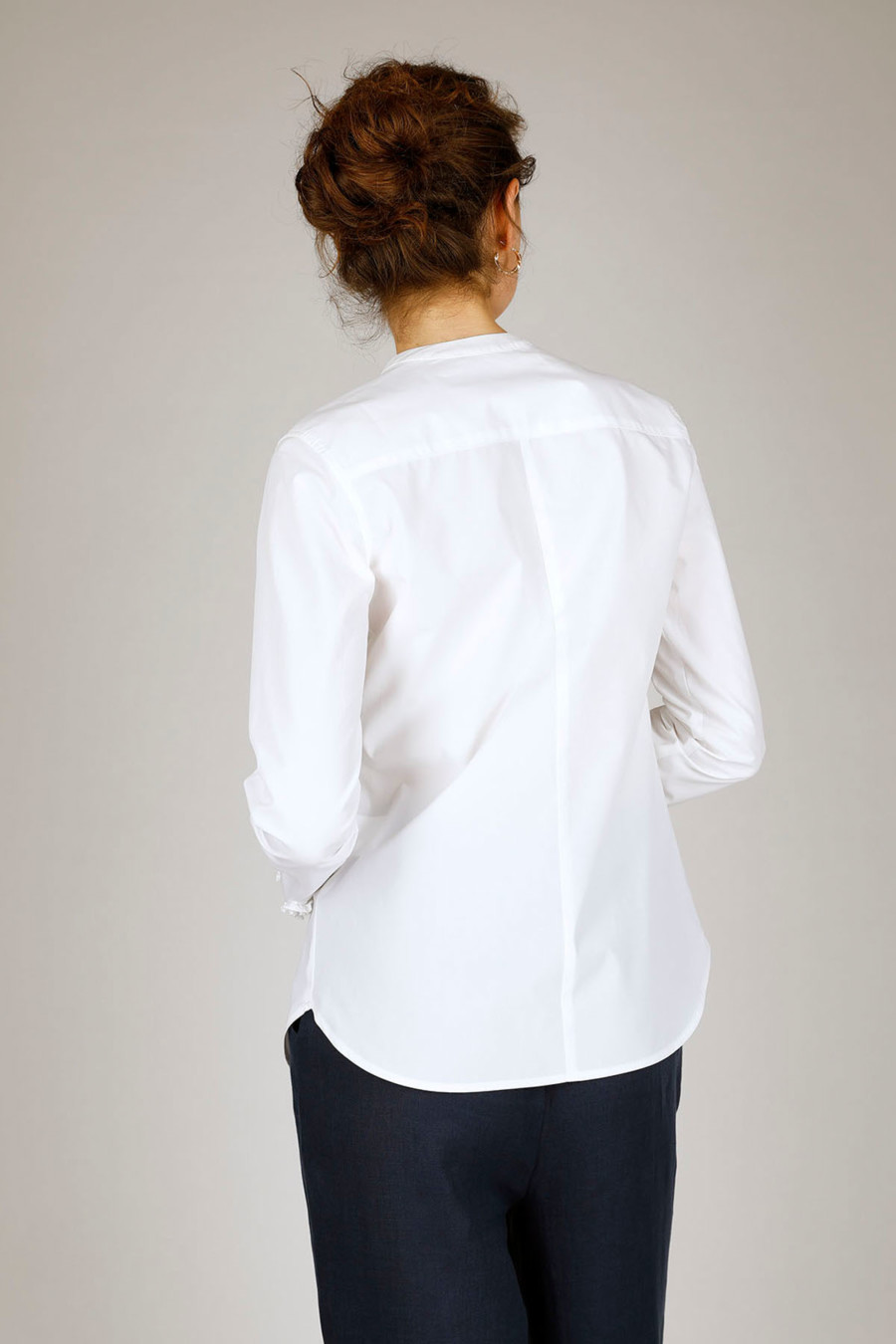 EASY – Waisted blouse with flat stand-up collar – Color: White