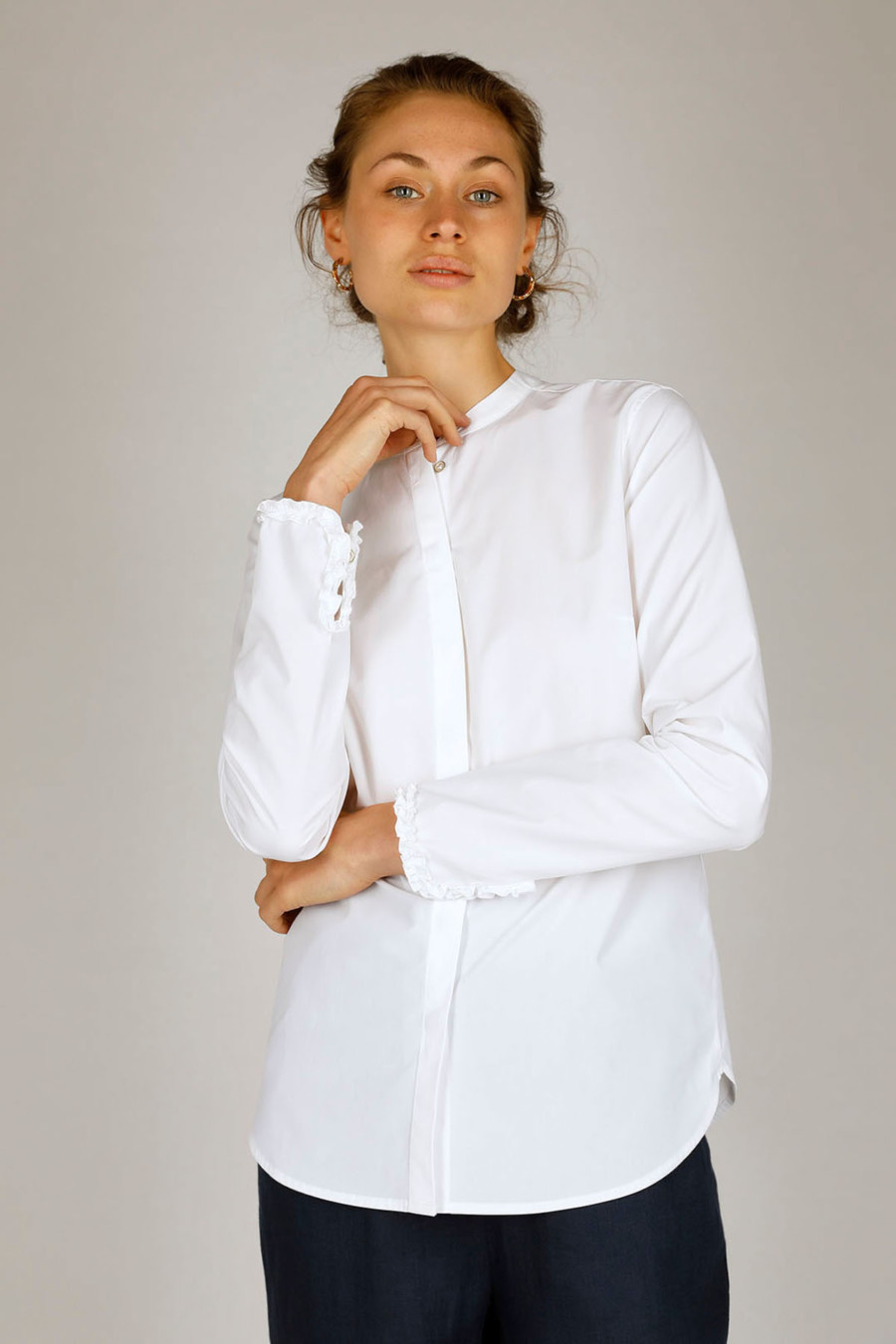 EASY – Waisted blouse with flat stand-up collar – Color: White