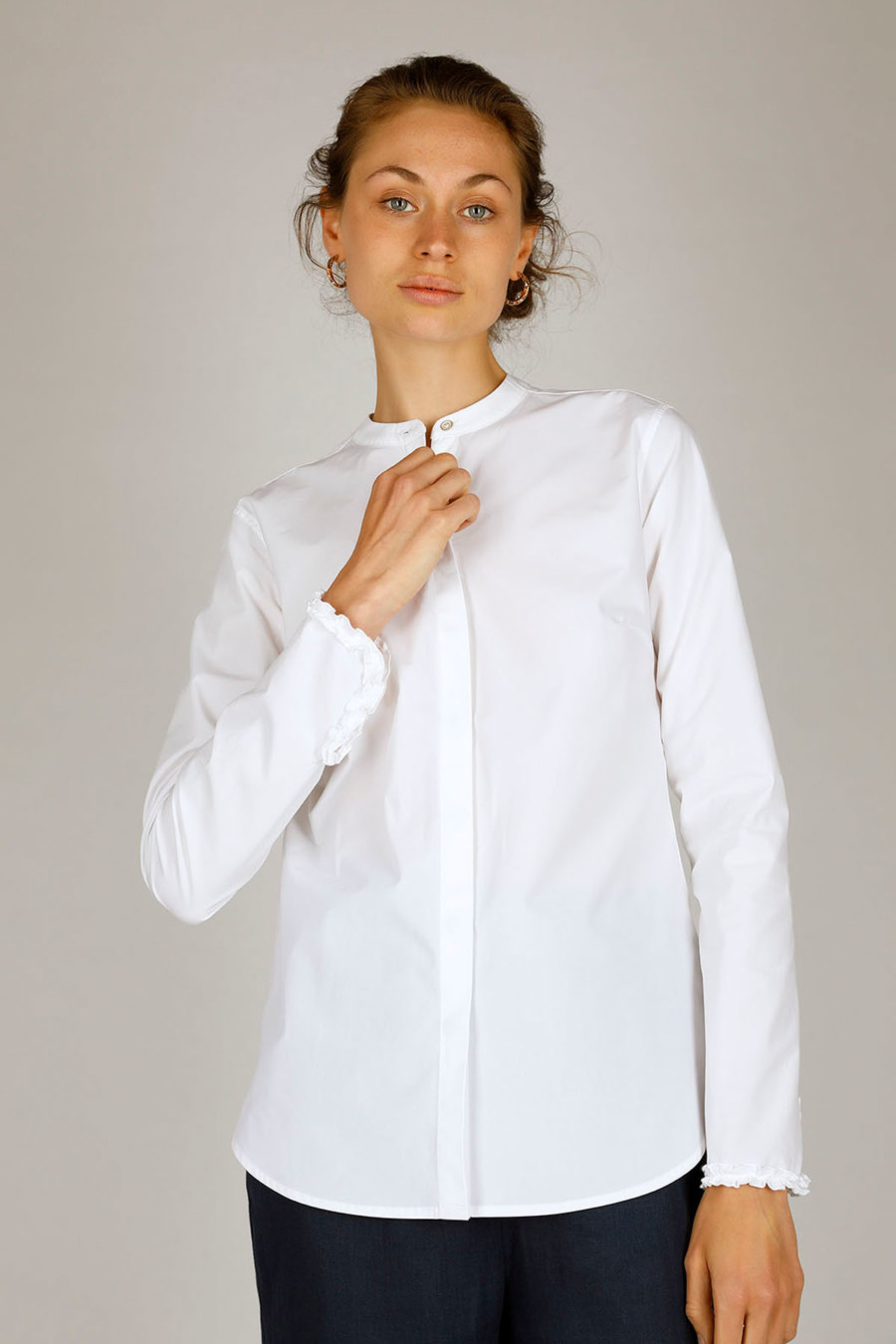 EASY – Taillierte Bluse mit flachem Stehkragen – Farbe: White