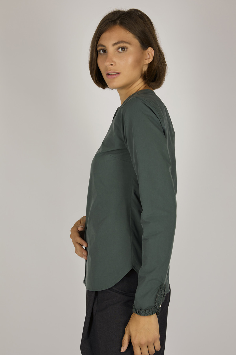 EASY – Waisted blouse with flat stand-up collar – Color: Moss