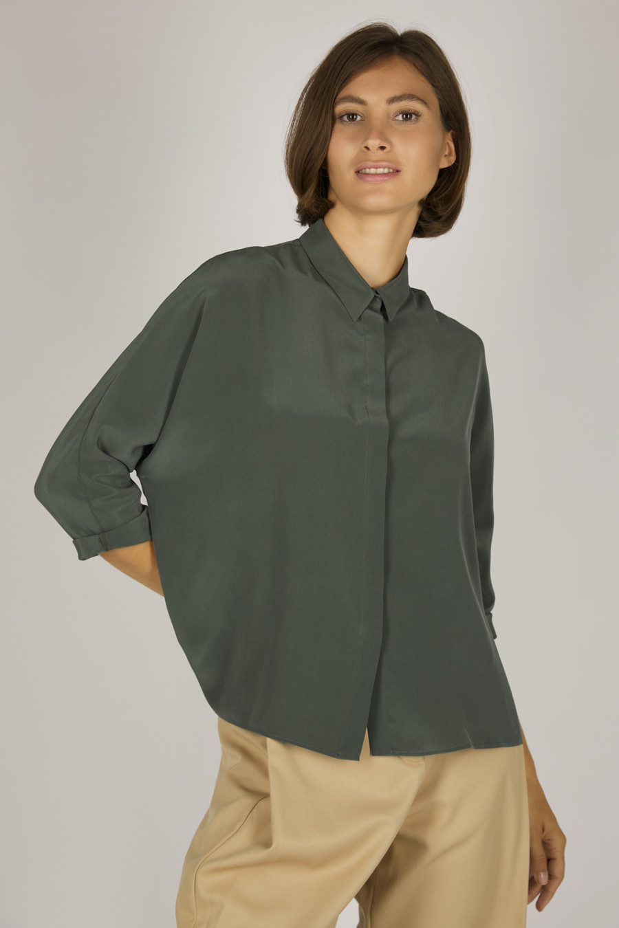 EMMA – Boxy cut silk blouse – Color: Moss