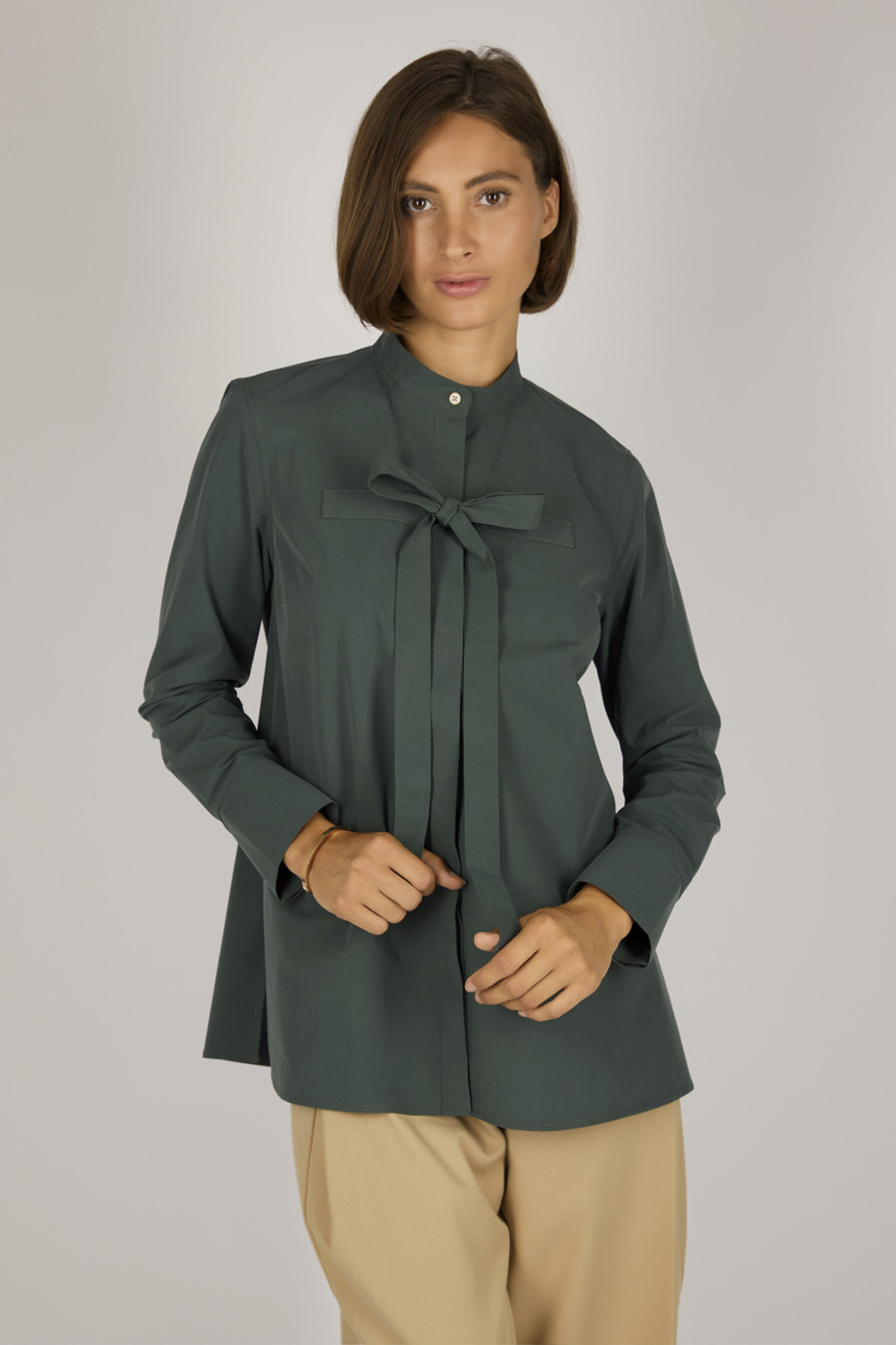 EVE – Blouse with stand-up collar and binding element – Color: Moss