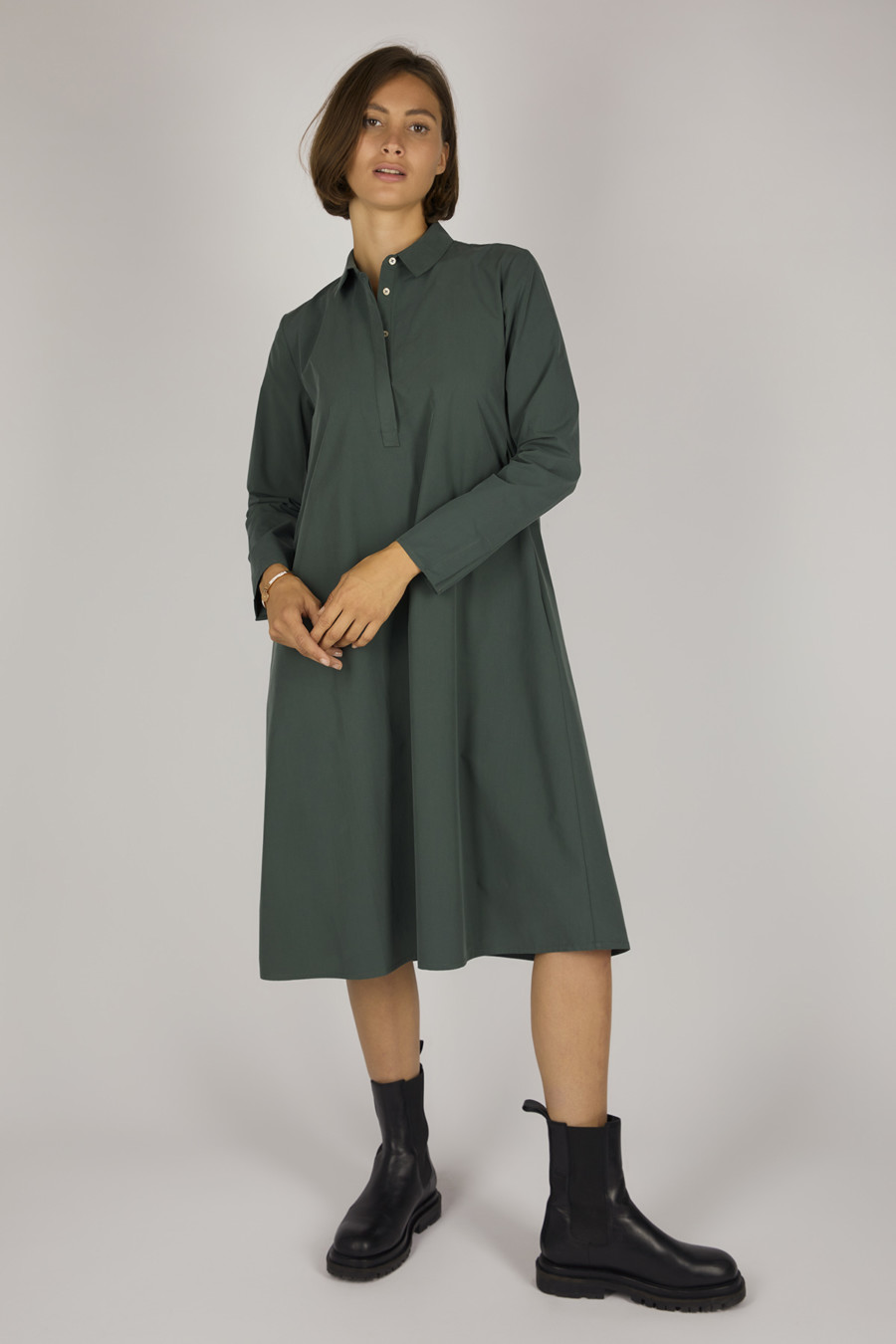 MARGE – Extra langes Hemdblusenkleid – Farbe: Moss