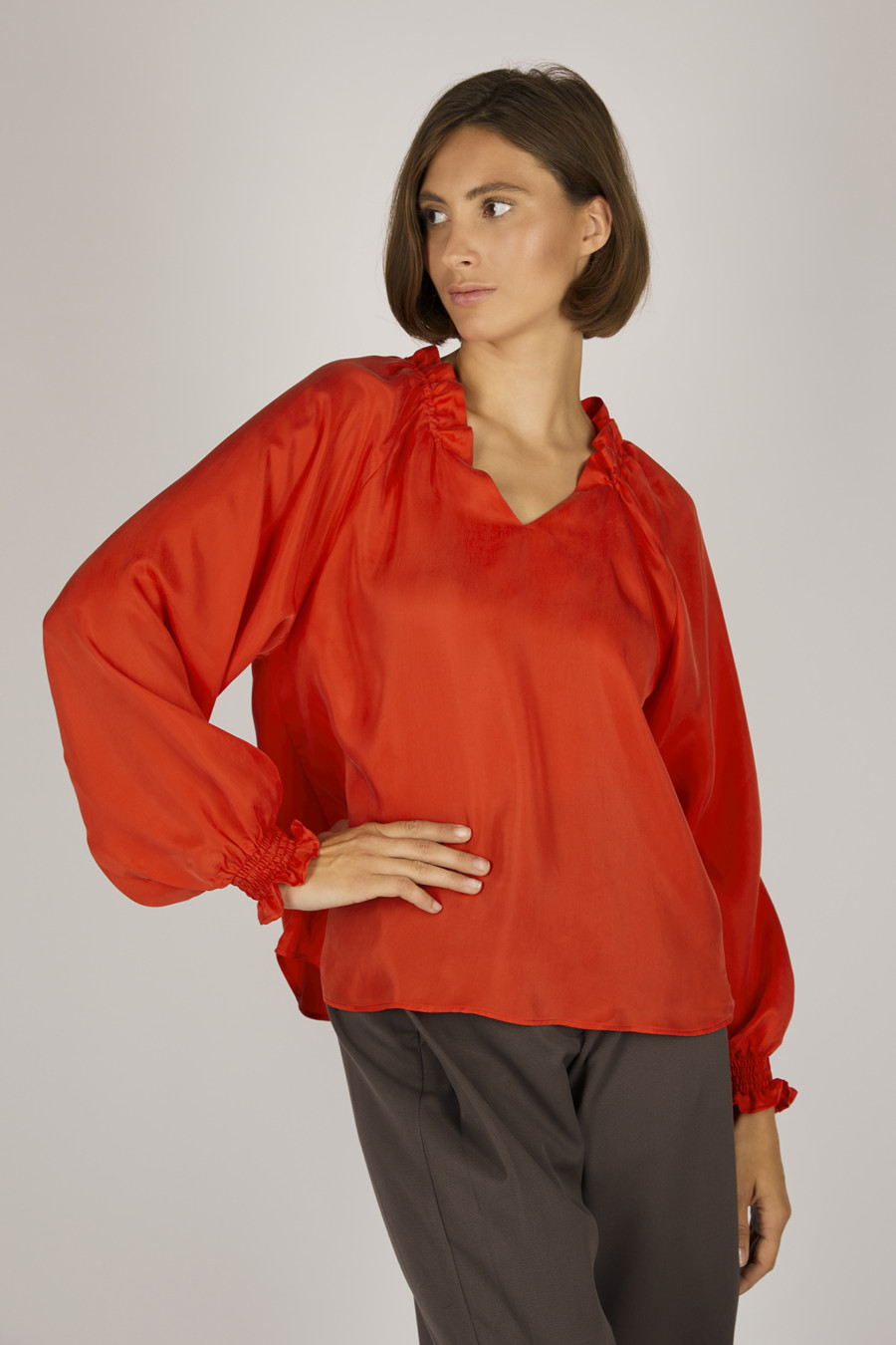 PARIS – Hemdbluse mit gesmockten Manschetten – Farbe: Red Hot