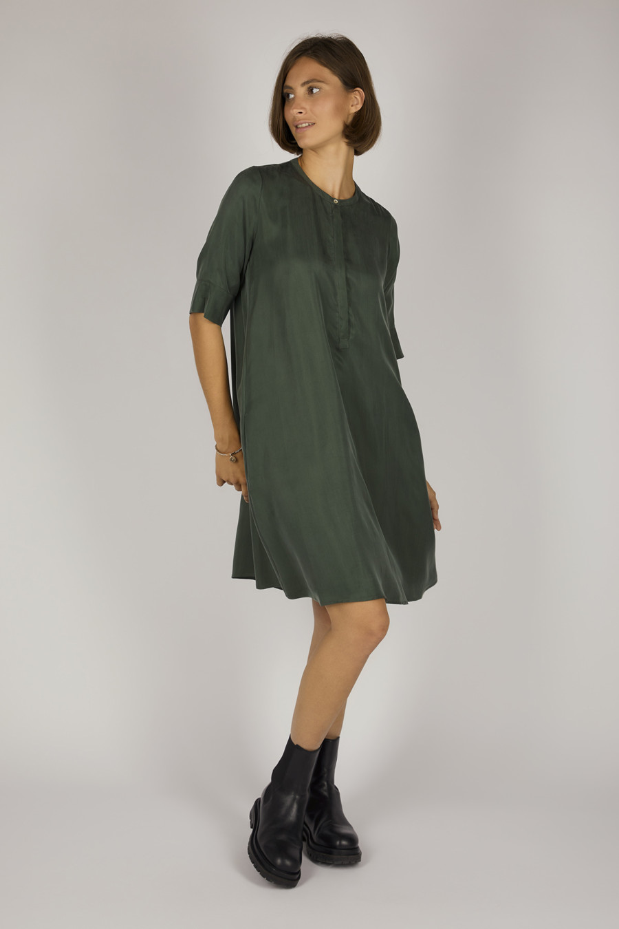 PHOEBE - Midi dress with round neckline - Color: Moss