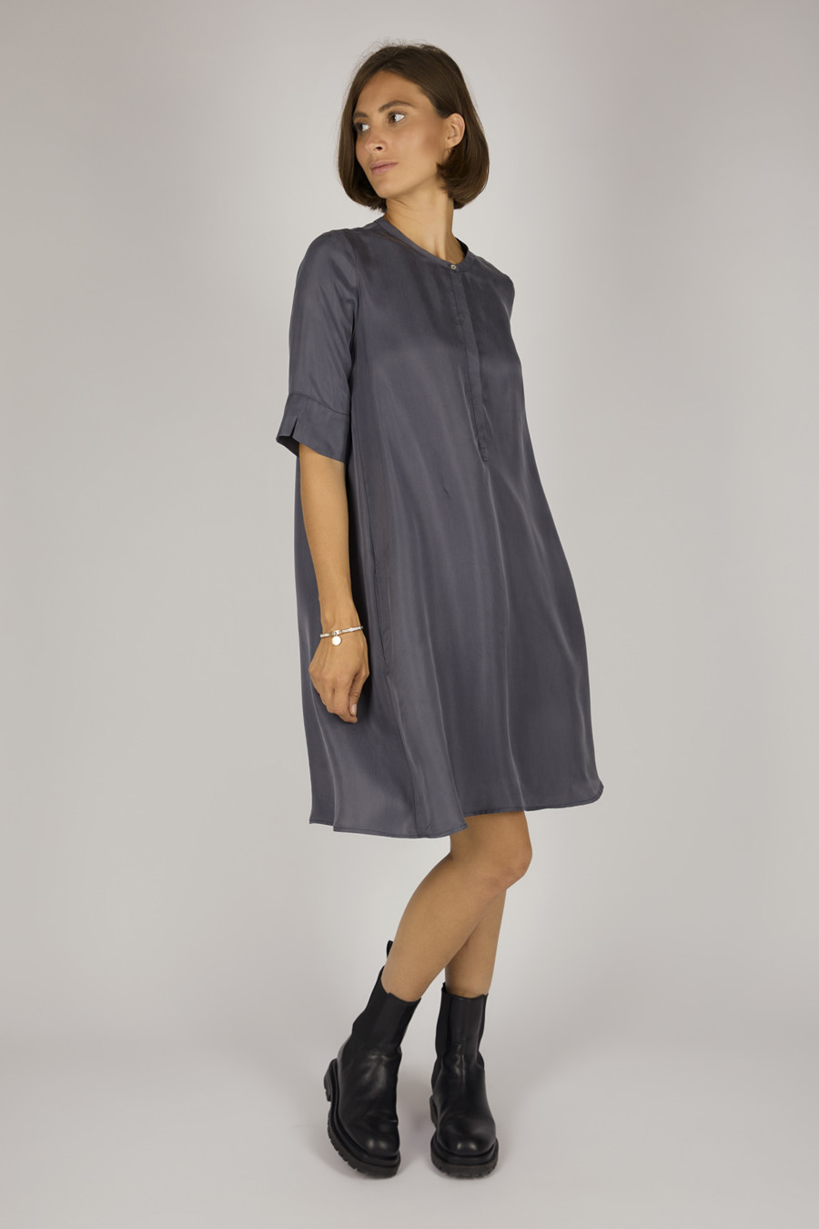 PHOEBE – Midi Kleid mit rundem Ausschnitt – Farbe: Schiefer