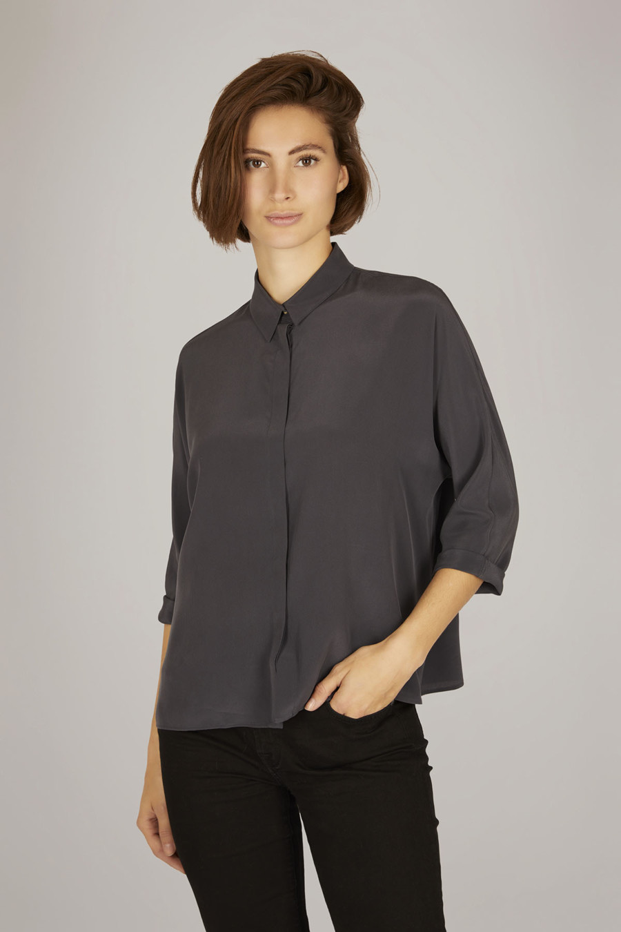 EMMA – Bluse mit schmalem Kragen – Farbe: Schiefer